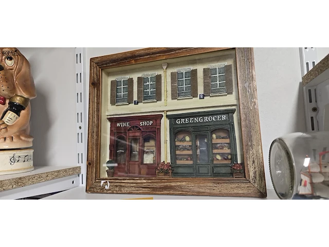 Lot 32 - wine shop en green grocer 3 d in kader - afbeelding 4 van  4