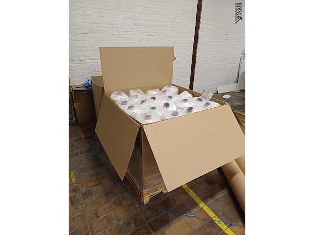 Lot 320 - lot bobijnen witte garen. 60 stuks + lot divers - afbeelding 1 van  4