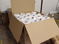 Lot 320 - lot bobijnen witte garen. 60 stuks + lot divers - afbeelding 1 van  4