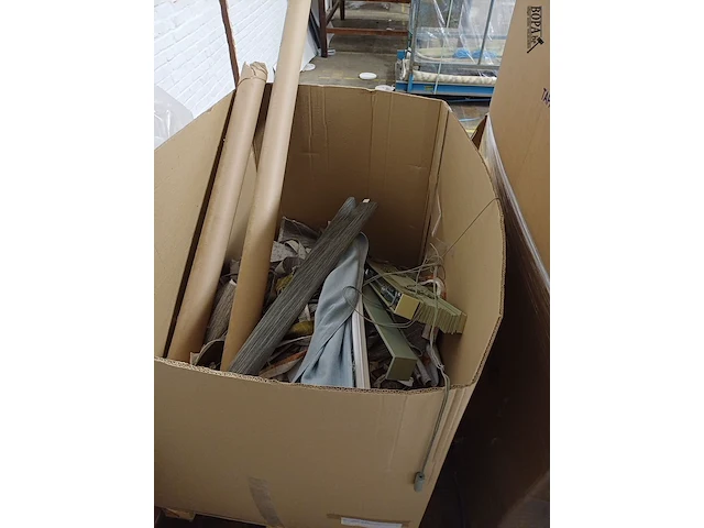 Lot 320 - lot bobijnen witte garen. 60 stuks + lot divers - afbeelding 4 van  4