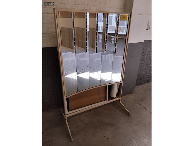 Lot 320 - standaard met spiegel en rolluik - afbeelding 1 van  2