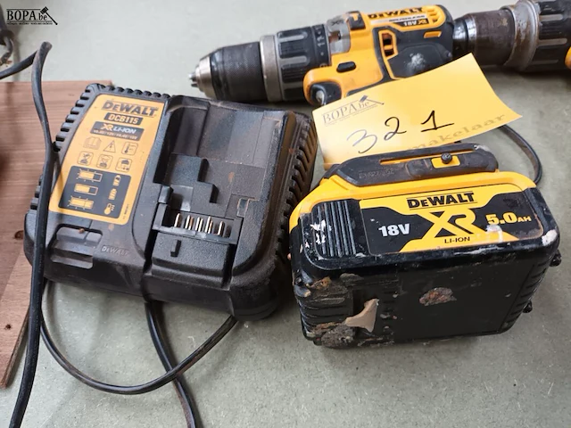 Lot 321 - accu boormachine dewalt - afbeelding 2 van  3