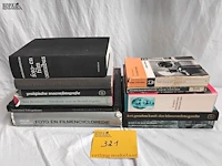 Lot 321 - lot boeken, fotografie, stapel - afbeelding 1 van  1