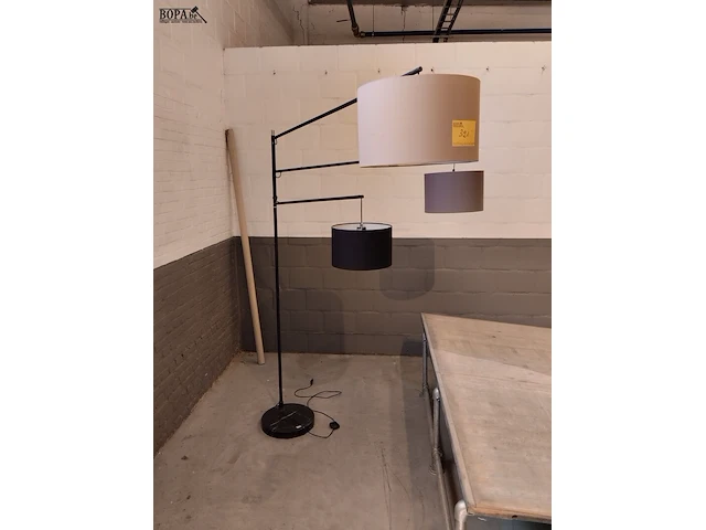 Lot 321 - vloerlamp met 3 kappen - afbeelding 1 van  4