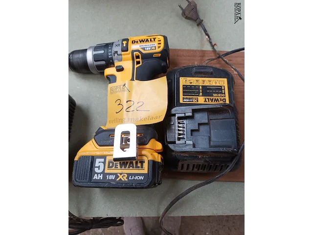 Lot 322 - accu boormachine dewalt - afbeelding 1 van  3