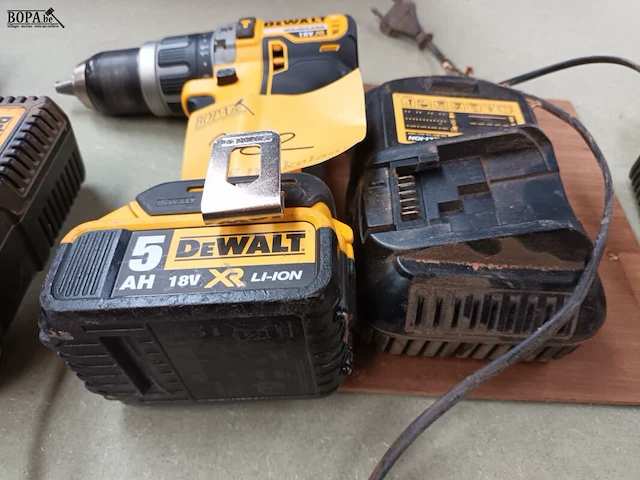 Lot 322 - accu boormachine dewalt - afbeelding 2 van  3