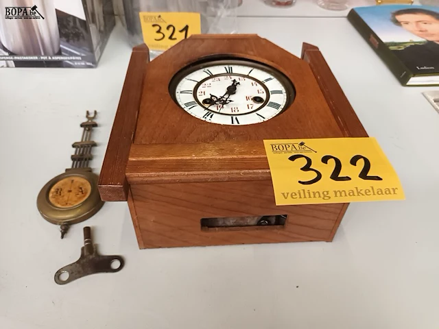 Lot 322 - muurklok - afbeelding 2 van  3