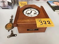 Lot 322 - muurklok - afbeelding 2 van  3