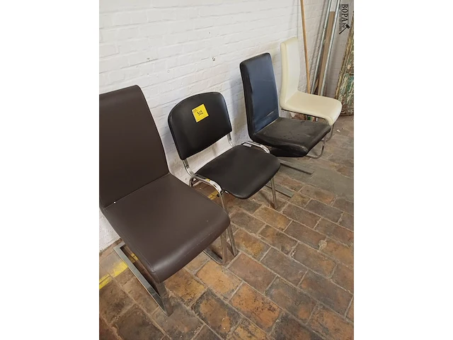 Lot 322 - stoelen. 4 stuks - afbeelding 1 van  5