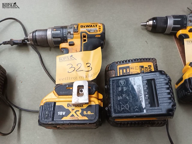 Lot 323 - accu boormachine dewalt - afbeelding 1 van  3