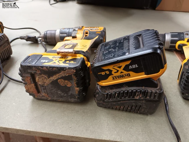 Lot 323 - accu boormachine dewalt - afbeelding 2 van  3