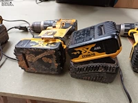 Lot 323 - accu boormachine dewalt - afbeelding 2 van  3