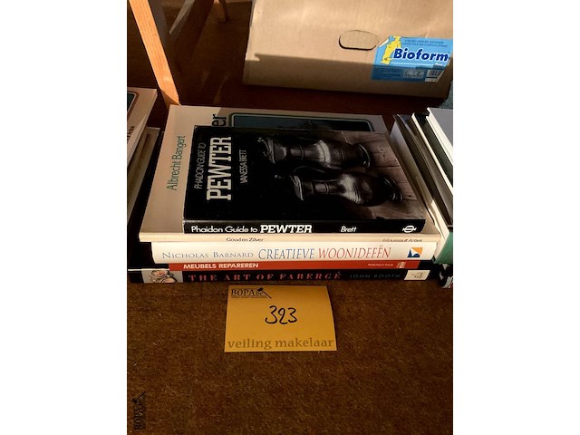 Lot 323 - boeken over antiek, tin, meubels, woonideën, 5 stuks - afbeelding 1 van  1