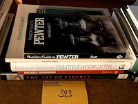 Lot 323 - boeken over antiek, tin, meubels, woonideën, 5 stuks