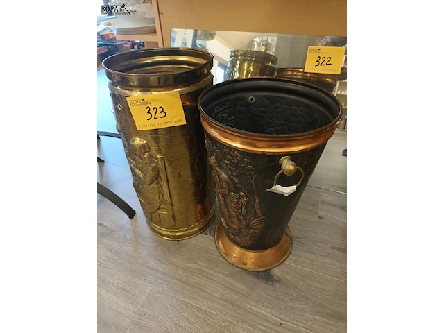 Lot 323 - koperen paraplubak. 2 stuks - afbeelding 1 van  3