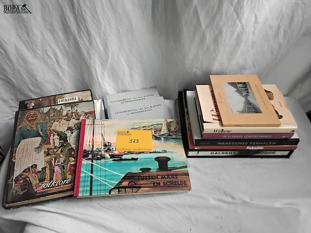 Lot 323 - lot boeken, folklore kapsels esthetica, stapel - afbeelding 1 van  3