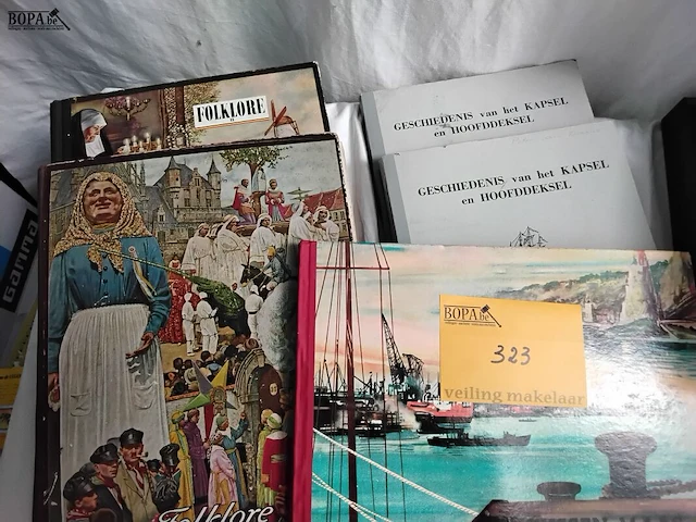 Lot 323 - lot boeken, folklore kapsels esthetica, stapel - afbeelding 3 van  3