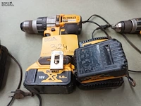 Lot 324 - accu boormachine dewalt - afbeelding 1 van  3