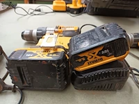 Lot 324 - accu boormachine dewalt - afbeelding 2 van  3