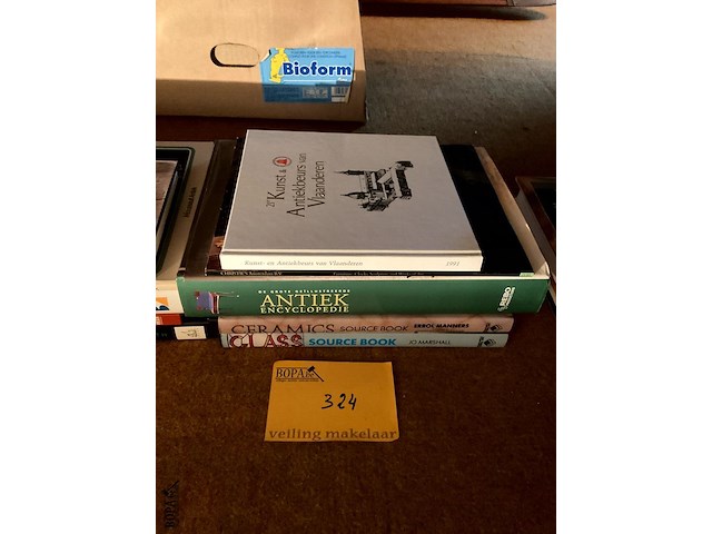 Lot 324 - boeken over antiek,glas in lood, 4 stuks - afbeelding 1 van  1