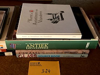 Lot 324 - boeken over antiek,glas in lood, 4 stuks