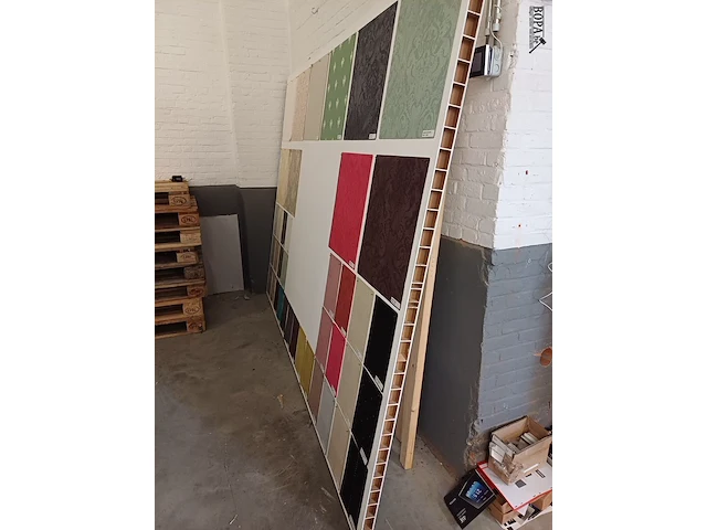 Lot 324 - decoratieve houten paneel aan kettingen. 17 stuks - afbeelding 2 van  11