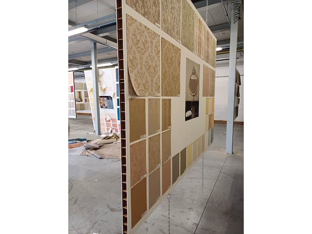 Lot 324 - decoratieve houten paneel aan kettingen. 17 stuks - afbeelding 3 van  11