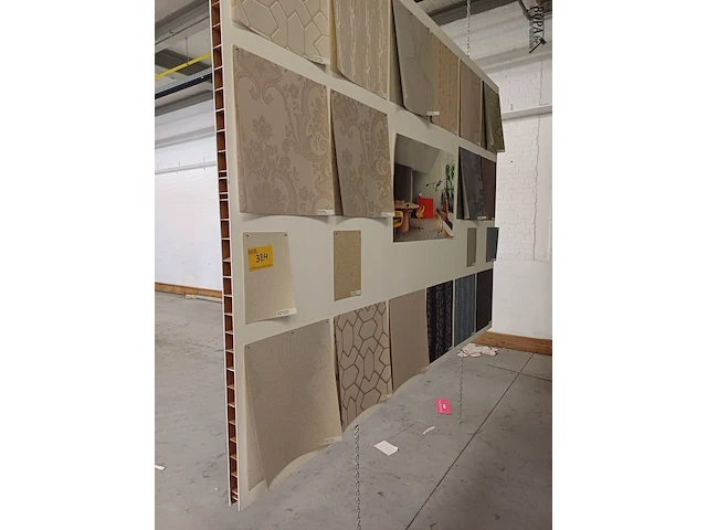 Lot 324 - decoratieve houten paneel aan kettingen. 17 stuks - afbeelding 1 van  11