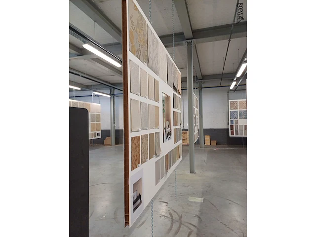Lot 324 - decoratieve houten paneel aan kettingen. 17 stuks - afbeelding 7 van  11
