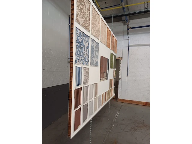 Lot 324 - decoratieve houten paneel aan kettingen. 17 stuks - afbeelding 9 van  11