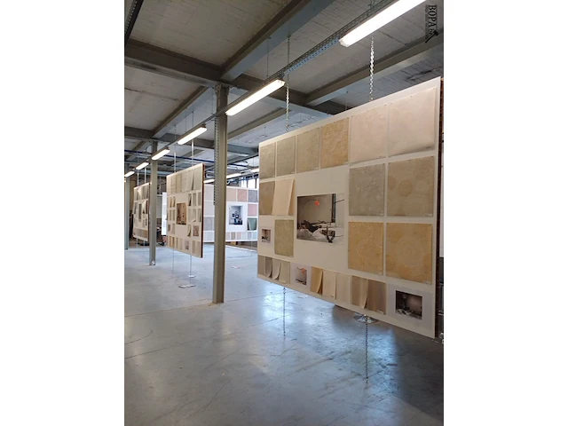 Lot 324 - decoratieve houten paneel aan kettingen. 17 stuks - afbeelding 10 van  11