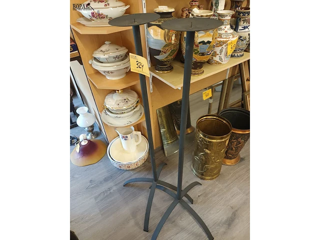 Lot 324 - metalen kaarsenstandaard. 2 stuks - afbeelding 1 van  3