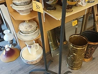 Lot 324 - metalen kaarsenstandaard. 2 stuks - afbeelding 1 van  3