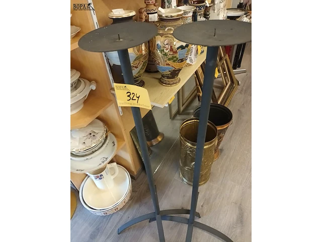 Lot 324 - metalen kaarsenstandaard. 2 stuks - afbeelding 2 van  3