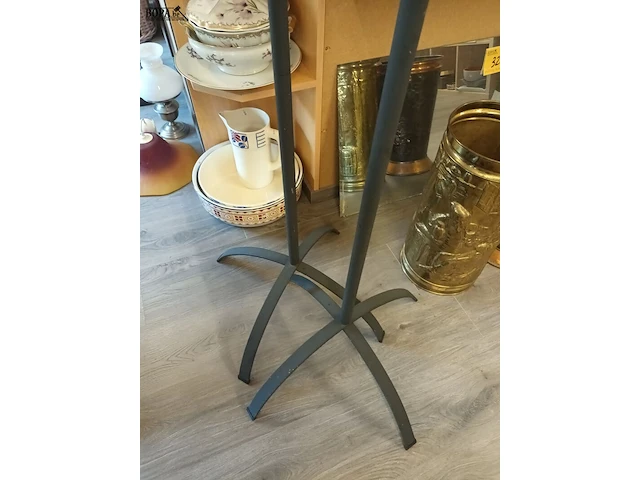 Lot 324 - metalen kaarsenstandaard. 2 stuks - afbeelding 3 van  3