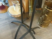 Lot 324 - metalen kaarsenstandaard. 2 stuks - afbeelding 3 van  3