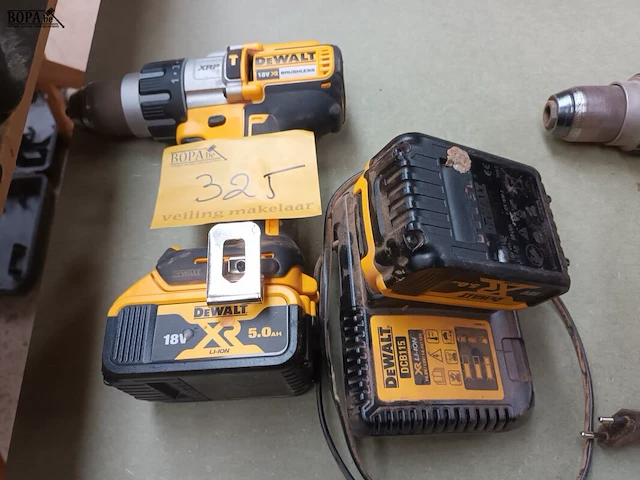 Lot 325 - accu boormachine dewalt - afbeelding 1 van  3