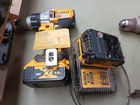 Lot 325 - accu boormachine dewalt - afbeelding 1 van  3