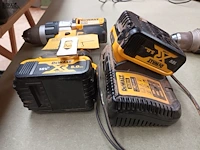 Lot 325 - accu boormachine dewalt - afbeelding 2 van  3