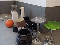 Lot 325 - lot decoratiemateriaal. 8 stuks + barkruk. 2 stuks - afbeelding 1 van  9