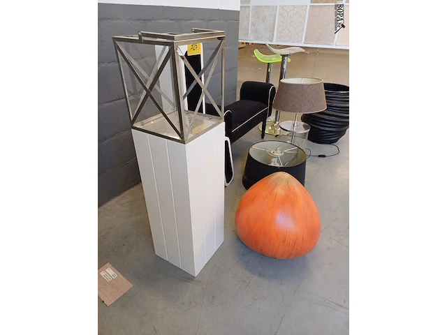 Lot 325 - lot decoratiemateriaal. 8 stuks + barkruk. 2 stuks - afbeelding 8 van  9
