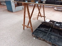 Lot 326 - houten schragen en planken - afbeelding 3 van  3