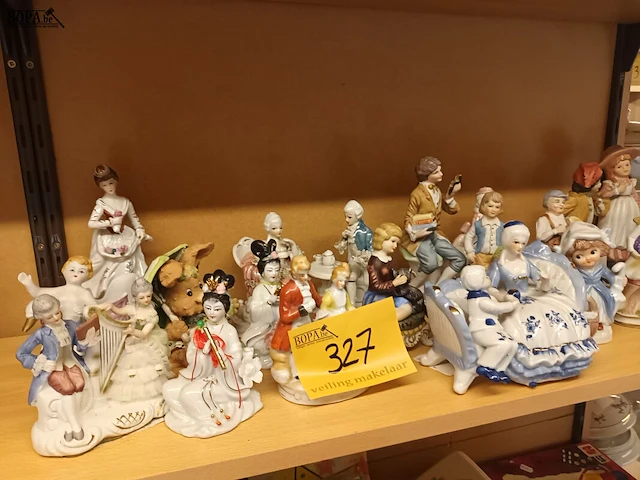 Lot 327 - beeldjes. 19 stuks - afbeelding 1 van  4