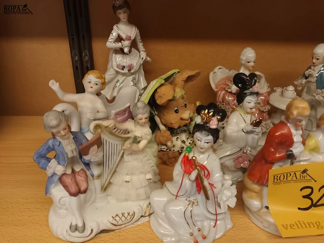 Lot 327 - beeldjes. 19 stuks - afbeelding 2 van  4