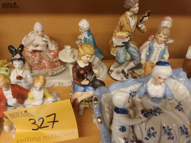 Lot 327 - beeldjes. 19 stuks - afbeelding 3 van  4
