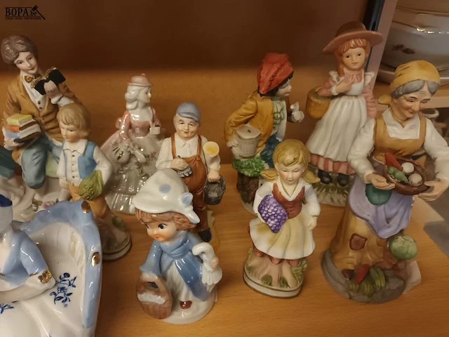 Lot 327 - beeldjes. 19 stuks - afbeelding 4 van  4