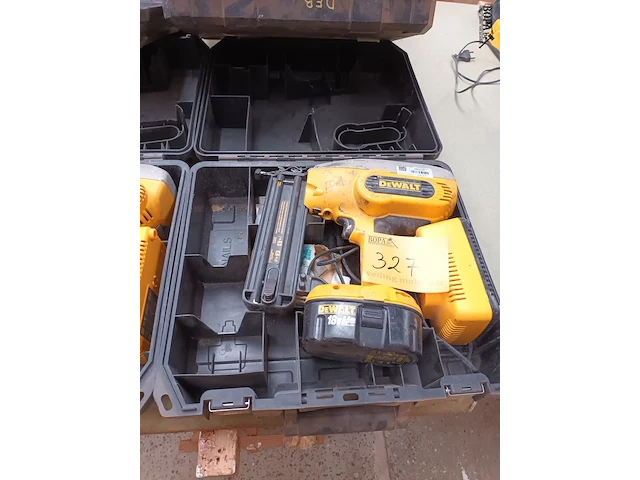 Lot 327 - dewalt accu tacker - afbeelding 1 van  4