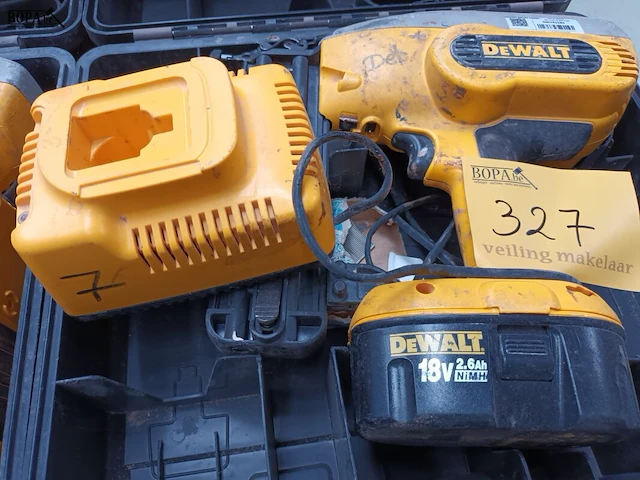 Lot 327 - dewalt accu tacker - afbeelding 3 van  4