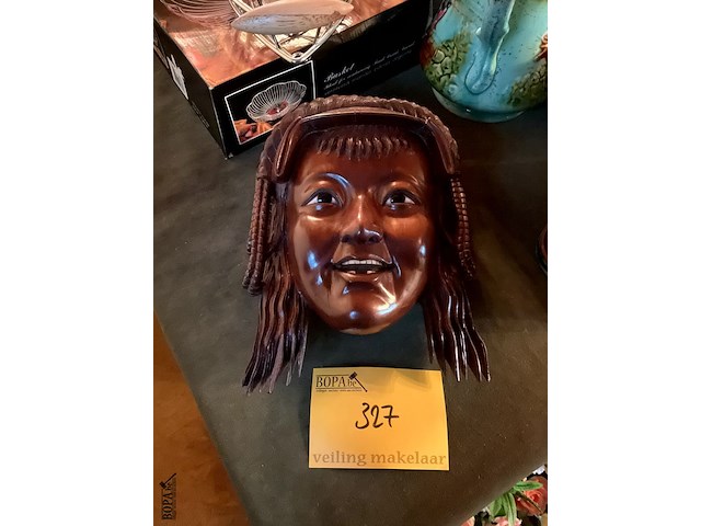 Lot 327 - gesneden houten masker met benen tanden - afbeelding 1 van  3