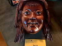 Lot 327 - gesneden houten masker met benen tanden